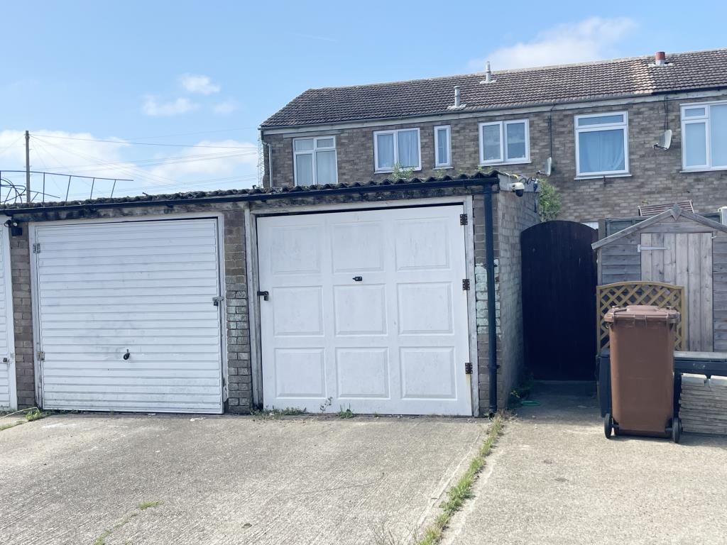 Lot: 124 - HOUSE FOR INVESTMENT IN NEED OF IMPROVEMENT - garage in block of house for investment